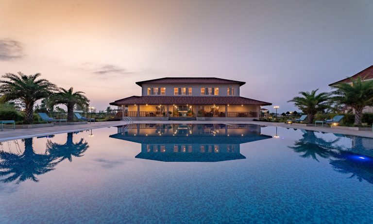 Riverbank Jungle Resort